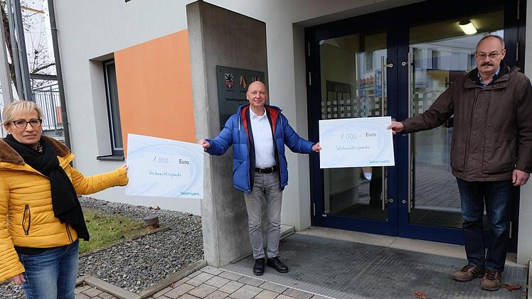 Über eine Spende von 1000 Euro von der Bayernwerk AG für die Spielplätze der Gemeinde freut sich Bürgermeisterin Judith Dekant (links). Foto: Philipp Bauernschubert