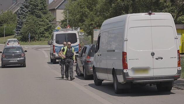 Weiße Lieferwägen sind besonders beliebt bei Schleusern, erfährt man in der WDR-Reportage "Zwischen Sicherheit und Freiheit: Alltag mit Grenzkontrollen".