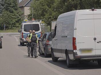 Weiße Lieferwägen sind besonders beliebt bei Schleusern, erfährt man in der WDR-Reportage "Zwischen Sicherheit und Freiheit: Alltag mit Grenzkontrollen".