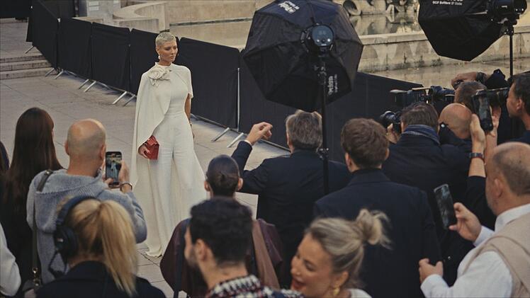 Kreativchefin Milli Umicevic (Mitte) liebt das Bad in der Menge.