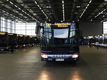 "So dunkelblau war die Auslieferungshalle noch nie", meinte Heinz Friedrich, Vertriebsleiter von Setra Deutschland, mit Blick auf die neuen Busse bei der Übergabe.