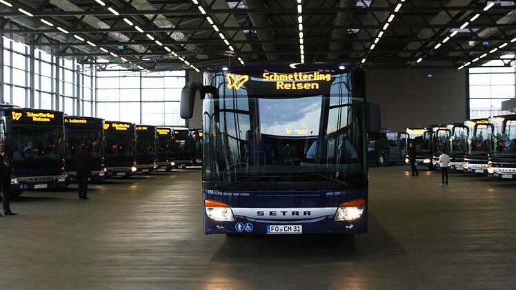 "So dunkelblau war die Auslieferungshalle noch nie", meinte Heinz Friedrich, Vertriebsleiter von Setra Deutschland, mit Blick auf die neuen Busse bei der Übergabe.