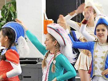 Mit allen sieben Tanzmariechen kam der Coburger Mohr gestern zu Besuch in die Tageblatt-Redaktion. Keasha Jackson (links) zeigte in einem Soloauftritt einen Ausschnitt aus ihrer Choreografie. Foto: Simone Bastian