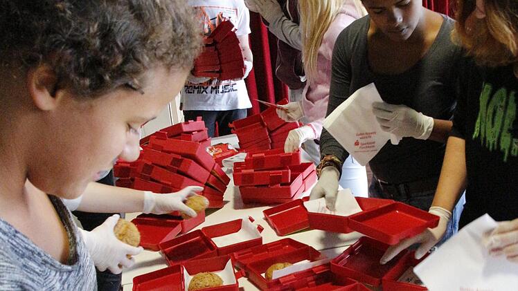 Die Schüler der Mittelschule Eggolsheim packen Brotzeit-Boxen. Foto: Josef Hofbauer