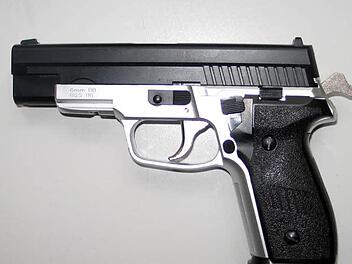 Softairpistolen sehen täuschend echt aus. Symbolbild: Polizeipräsidium Niederbayern