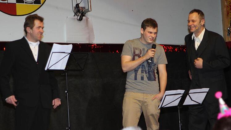 Die "Schwarzen Männer" Wolfgang Schor (links) und Hans-Jürgen Derra (rechts) hatten Johannes Reich (Mitte) mit einer amüsanten Hasengeschichte im Saal aufgespürt.