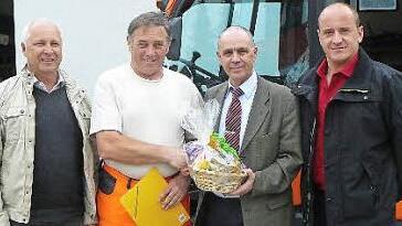 Bürgermeister Franz Uome gratulierte Fredi Ott mit einer Brotzeit zum 25. Dienstjubiläum (von links): VG-Geschäftsstellenleiter Michael Laaber, Fredi Ott, Franz Uome und Bauamtsleiter Andre Weber. Foto: K.-P. Wulf