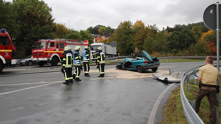 Zu einem schweren Unfall kam es heute auf der B289 in Kulmbach in Höhe Kauernburg. Foto: Matthias Beetz