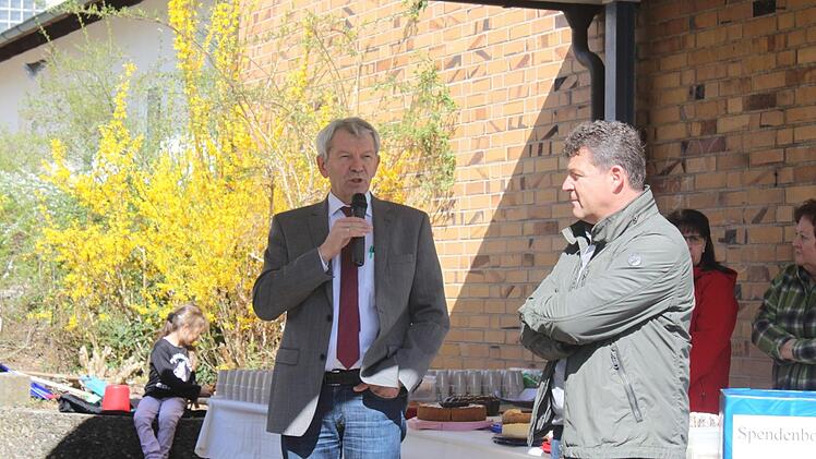 Landrat Johann Kalb beim Grußwort, Bürgermeister Carsten Joneitis hört gespannt zu.Foto: Iryna Zakoretska