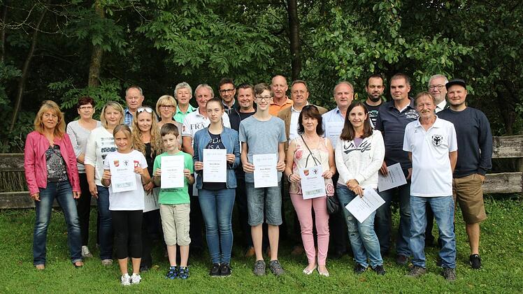 Die Ortsmeister der Gemeinden Untersiemau und Großheirath im Schießen Foto: Michael Stelzner