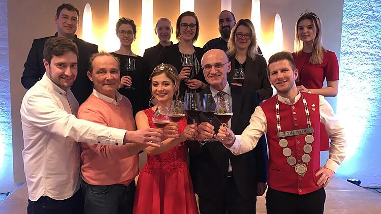 Stoßen miteinander an (vorne, von links): Max Göller, Gunther Hartleb, Abt-Degen-Weinprinzessin Elisabeth Goger, Landrat Wilhelm Schneider, Bierprinz Sebastian Gocker sowie (hinten, von links) Andreas Hetzel, Weinprinzessin Theresa Pfister, Regina Beetz, Stefanie Bayer, Joachim Beetz, Carolin Raab und Weinprinzessin Anna-Lena GottschalkMonika Göhr