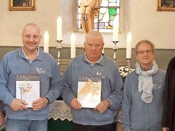 Bei der Ehrung (von links): Alexander Käb, Rainer Vierneusel, Manfred Stubenrauch mit Ingrid Gehring und Pfarrer Dieter Grimm.  Foto: sn