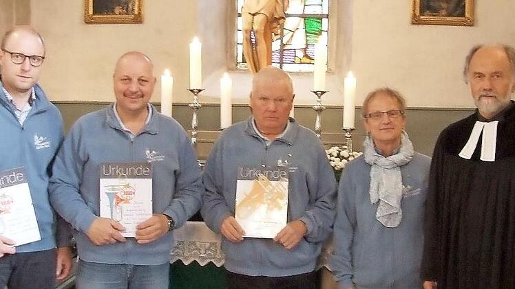 Bei der Ehrung (von links): Alexander Käb, Rainer Vierneusel, Manfred Stubenrauch mit Ingrid Gehring und Pfarrer Dieter Grimm.  Foto: sn