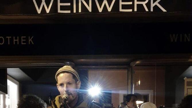 Im Regentenbau durfte Max Herre wegen des Corona-Virus nicht spielen, also spielte er im Freien. Den Fans gefällts. Johannes Piehler