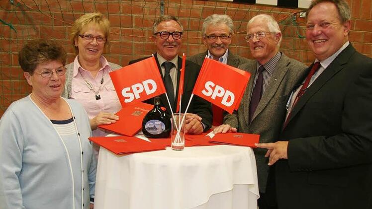 Seit 40 Jahren sind  Hilde Schaller, Carmen Krasser, Peter Schuberth, Hermann Pöhlmann und Hans-Dieter Wagner (von  links)  in  der SPD. Rechts  Ortsvereinsvorsitzende Volker Schmiechen.
