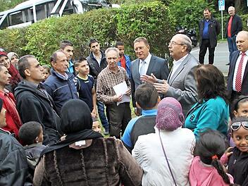 Oberbürgermeister Henry Schramm (Mitte) und der Arzt Mohamed-Ghanem Drag-al-Sibai (rechts daneben), der vor zwei Jahren selbst aus Syrien geflüchtet ist, inzwischen als Urologe am Kulmbacher Klinikum arbeitet und jetzt als Dolmetscher fungiert, heißen die 32 syrischen Bürgerkriegsflüchtlinge in Kulmbach willkommen. Fotos: Stephan Tiroch