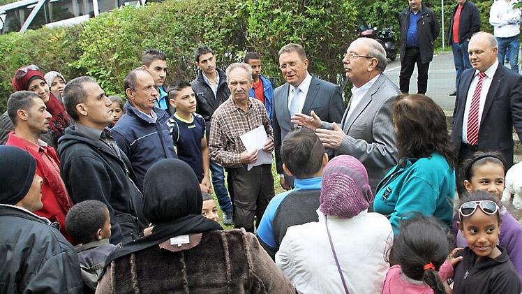 Oberbürgermeister Henry Schramm (Mitte) und der Arzt Mohamed-Ghanem Drag-al-Sibai (rechts daneben), der vor zwei Jahren selbst aus Syrien geflüchtet ist, inzwischen als Urologe am Kulmbacher Klinikum arbeitet und jetzt als Dolmetscher fungiert, heißen die 32 syrischen Bürgerkriegsflüchtlinge in Kulmbach willkommen. Fotos: Stephan Tiroch