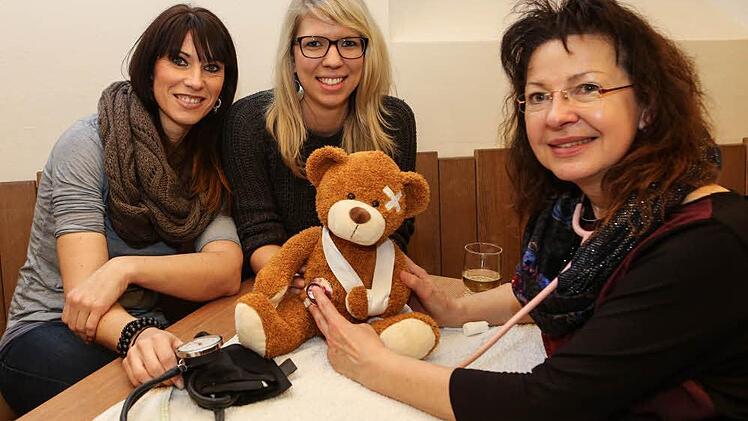 Sandra Wurzbacher, Kathrin Lang und Gerti Wagner (v.l.) verarzten Teddys in Not. Foto: Barbara Herbst