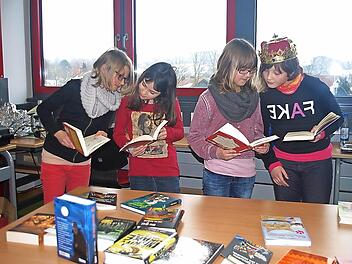 Leseratten unter sich: die Erstplatzierten des Bezirksentscheids des Vorlesewettbewerbs (von links) Emelie Krause, Christina Renner, Hanna Späth und Alissa C. Spaaji  Foto: Heike Schülein