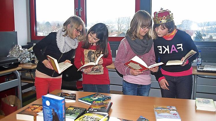 Leseratten unter sich: die Erstplatzierten des Bezirksentscheids des Vorlesewettbewerbs (von links) Emelie Krause, Christina Renner, Hanna Späth und Alissa C. Spaaji  Foto: Heike Schülein