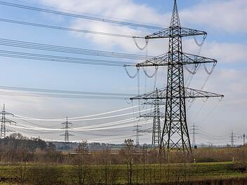Schön ist was anderes: Die Landschaft zwischen Ebersdorf, Sonnefeld und Weidhausen hat sich durch den Bau der 380-kV-Höchstspannungsleitung gewaltig verändert. Foto: Bernd Stöckl
