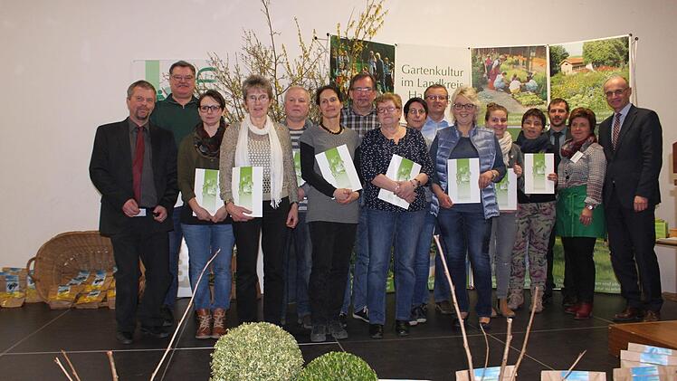 2016 haben zwölf Vereine an dem Kinderwettbewerb "Was kreucht und fleucht denn da" teilgenommen. Ihr Engagement wurde symbolisch mit einem Geldpreis von je 50 Euro belohnt. Mitgemacht haben die Obst- und Gartenbauvereine aus Eichelberg, Eichelsdorf, Ermershausen, Eschenau, Goßmannsdorf, Hofheim, Heubach, Jesserndorf, Neubrunn, Neuses, Sand und Schönbach.  Fotos: Katja Müller (3)/Archiv/privat (1)