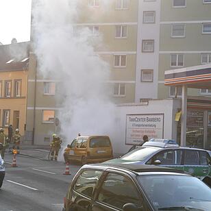 Auto fängt Feuer an Tankstelle in Bamberg
