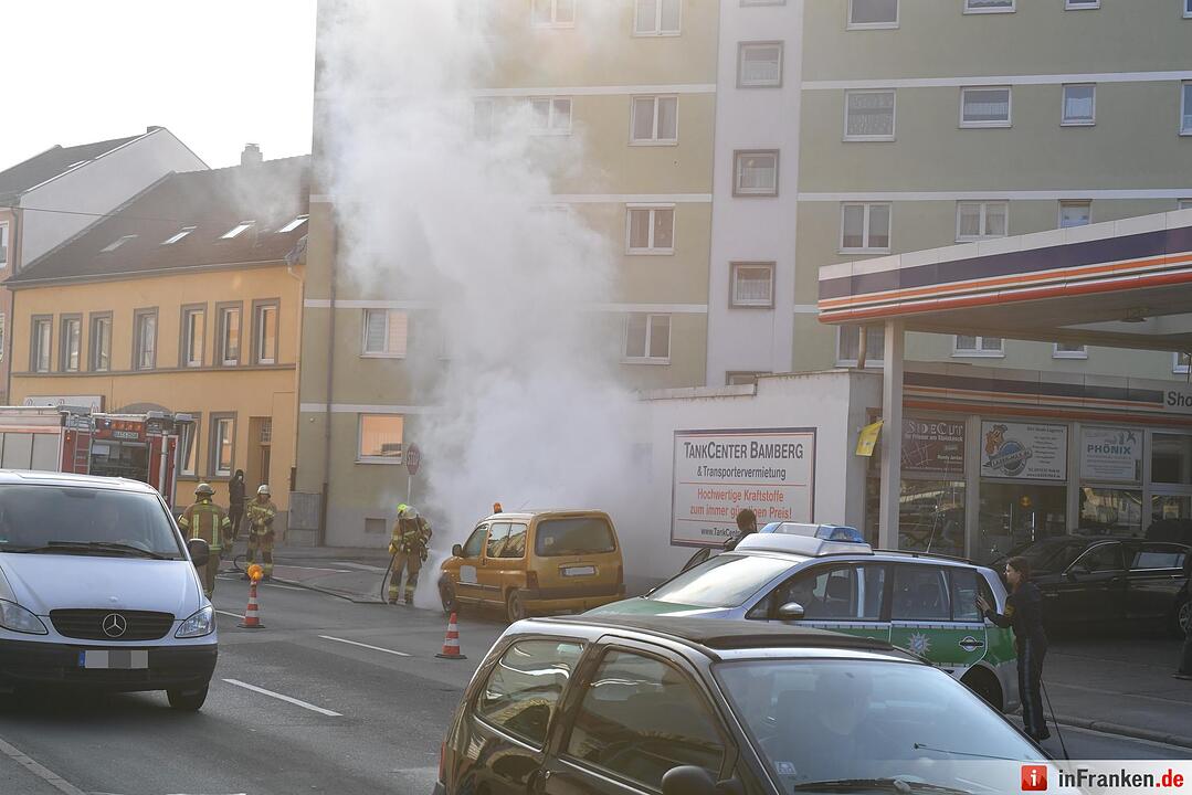 Auto fängt Feuer an Tankstelle in Bamberg