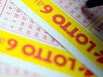 Ein Lotto-Gewinner aus Baden-Württemberg weiß wohl seit einem Jahr nichts von seinem Glück: Denn er holt seine elf Millionen Euro einfach nicht ab. Symbolbild: Inga Kjer/dpa