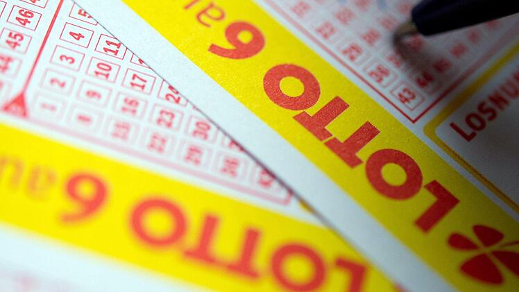 Ein Lotto-Gewinner aus Baden-Württemberg weiß wohl seit einem Jahr nichts von seinem Glück: Denn er holt seine elf Millionen Euro einfach nicht ab. Symbolbild: Inga Kjer/dpa