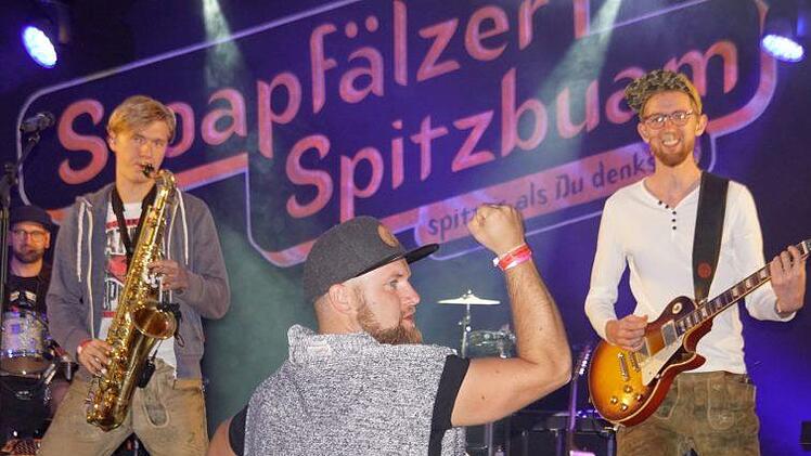 B&auml;renstark fand offenbar auch dieser Partygast den stimmungsvollen Abend mit den bekannten Musikern aus der Oberpfalz.Mario Deller