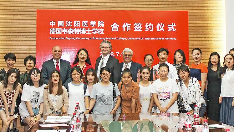 Hartmut Koschyk (5.&nbsp;v.&nbsp;l.), Horst Wiesent (7.&nbsp;v.&nbsp;l.), Bernhard Haberl (8.&nbsp;v.&nbsp;l.) und Chen Chen, Projektleiterin bei Senivita f&uuml;r die Zusammenarbeit mit China (9.&nbsp;v.&nbsp;l.), beim Treffen in Shenyang Foto: PR