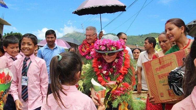 Beim Empfang in Malekhu wurden Vorsitzende Sonja Promeuschel und Ehrenvorsitzender Peter Pöhlmann mit Blumenkränzen überhäuft. Foto: Nepalhilfe Kulmbach