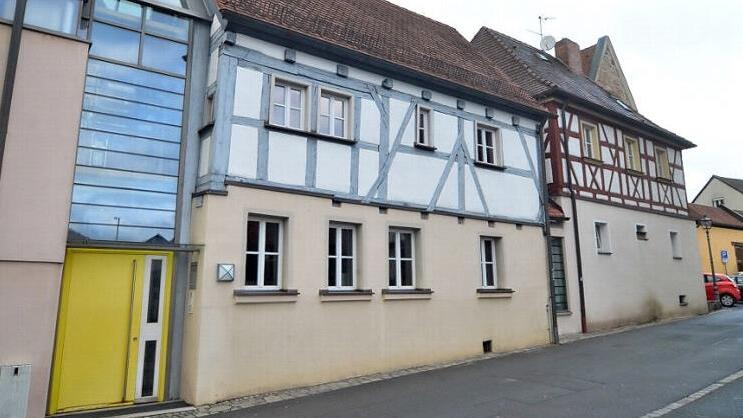 Das Ensemble in der Reytherstraße heute. Das mittlere Haus wurde damals saniert, die Eingangstür zur Straße fiel weg.