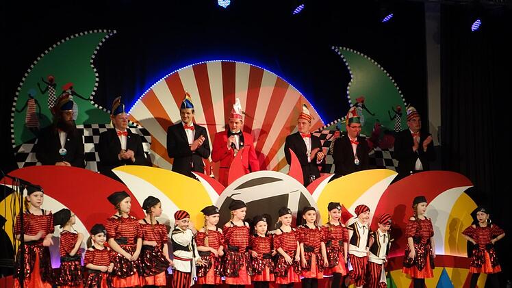 Die Bambini-Garde vor dem Elferrat in Steinach. Frank Schmitt