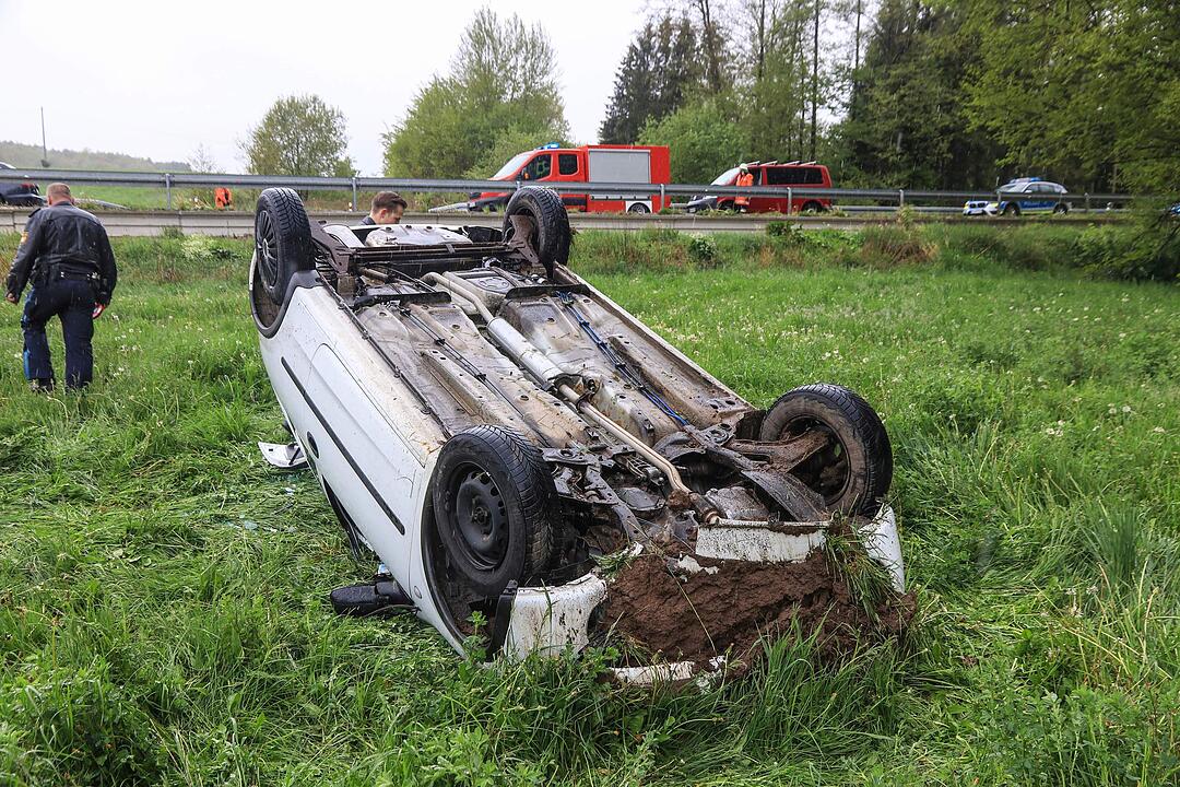 Nach 15-Meter-Flug: Corsa landet auf Dach in Wiese