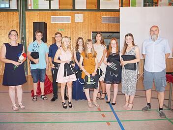 Die Zehntkelässler der Montessori-Schule Rhön-Saale wurden verabschiedet. Die Schulzeit bezeichneten sie als die eine wunderbare und unwiederbringliche Zeit.