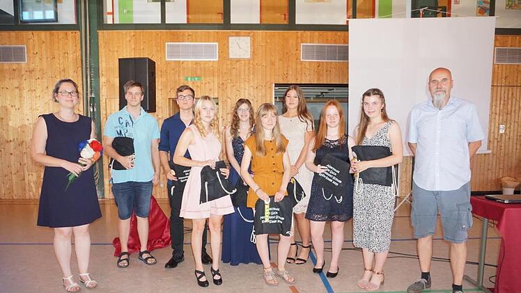 Die Zehntkelässler der Montessori-Schule Rhön-Saale wurden verabschiedet. Die Schulzeit bezeichneten sie als die eine wunderbare und unwiederbringliche Zeit.