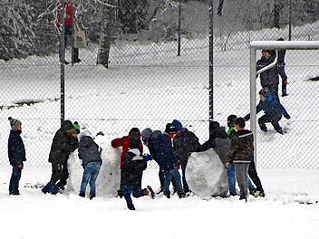 Blitzschnell hatten die Kinder der Höchstadter Grundschule Süd ihre Schneerollen für Iglus zusammen.  Foto: Andreas Dorsch