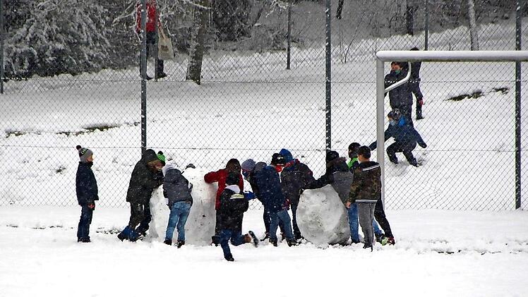 Blitzschnell hatten die Kinder der Höchstadter Grundschule Süd ihre Schneerollen für Iglus zusammen.  Foto: Andreas Dorsch