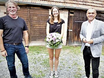 Wechsel im Vorsitz des Brauchtums- und Dorfkulturvereins "Hegnabrunner Moggerla": von links Vorsitzender Ralf Pistor, die bisherige Vorsitzende Hannah Kreuzer und Bürgermeister Alexander Wunderlich