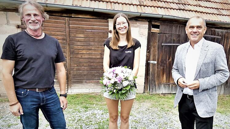 Wechsel im Vorsitz des Brauchtums- und Dorfkulturvereins "Hegnabrunner Moggerla": von links Vorsitzender Ralf Pistor, die bisherige Vorsitzende Hannah Kreuzer und Bürgermeister Alexander Wunderlich