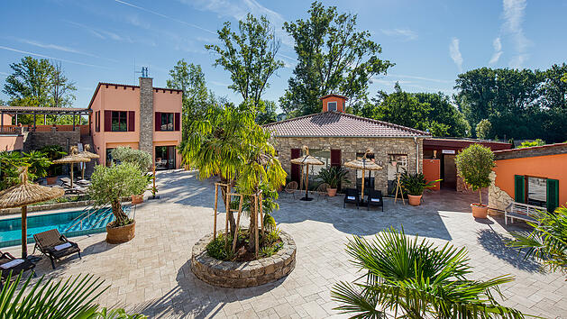 Das F&uuml;rthermare bietet einen &uuml;ppigen Saunagarten mit vielseitigen Elementen der Erholung.