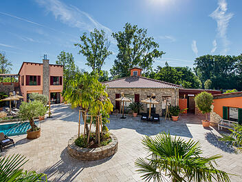 Das F&uuml;rthermare bietet einen &uuml;ppigen Saunagarten mit vielseitigen Elementen der Erholung.