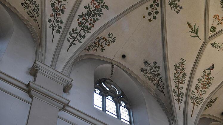 Sind es alles Altschäden oder haben die Bauarbeiten in der Nachbarschaft die Schadensbilanz verschlimmert? Ein Netzwerk von dicken Rissen durchzieht die ehemalige Klosterkirche. Aus diesem Fenstergewölbe brach ein tellergroßer Putzbrocken heraus.  Fotos: Ronald Rinklef