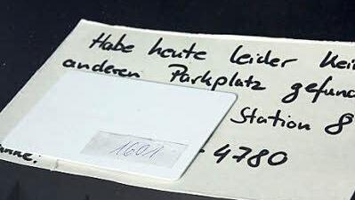 Not macht erfinderisch. Dieser Zettel liegt hinter der Windschutzscheibe eines Autos, das auf den Kurzparkplätzen am Eingang steht.