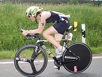 Ulrike Schwalbe fliegt mit dem Rad auf Position eins. Fotos: Karl Heinz Weber