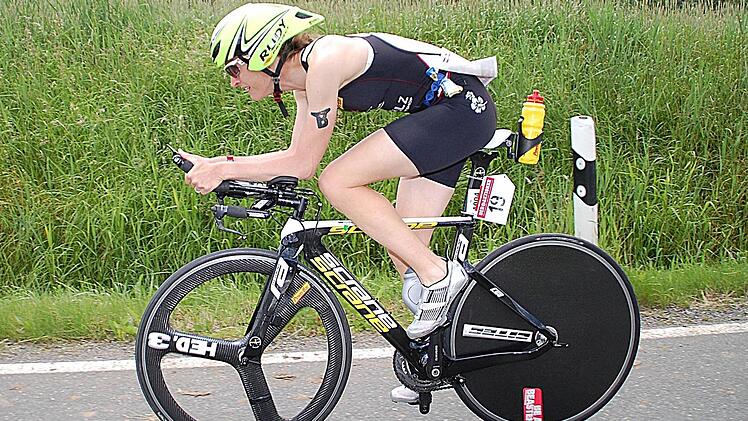 Ulrike Schwalbe fliegt mit dem Rad auf Position eins. Fotos: Karl Heinz Weber
