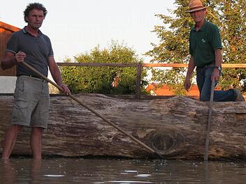 Letzte Arbeiten am neuen Wasserkomplex in Hambach: Gerold Ort (links), Vorsitzender PF Lindenhof Hambach und Bruno Vierheilig, Spezialist für Vielseitigkeit. Foto: Doris Bauer