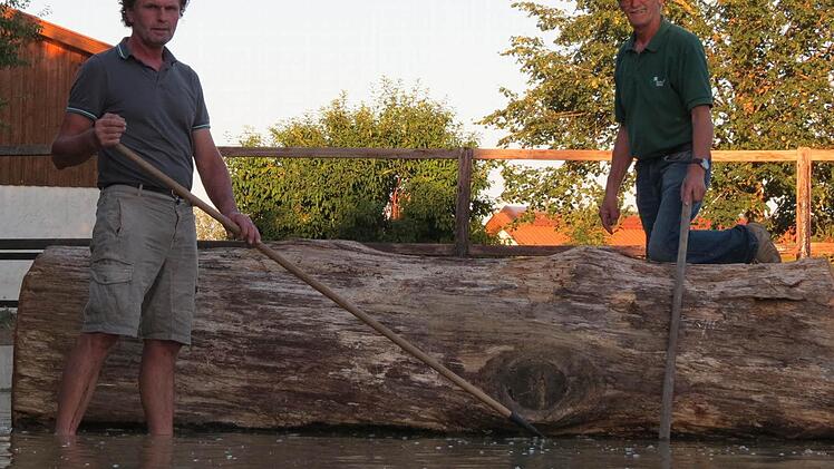 Letzte Arbeiten am neuen Wasserkomplex in Hambach: Gerold Ort (links), Vorsitzender PF Lindenhof Hambach und Bruno Vierheilig, Spezialist für Vielseitigkeit. Foto: Doris Bauer